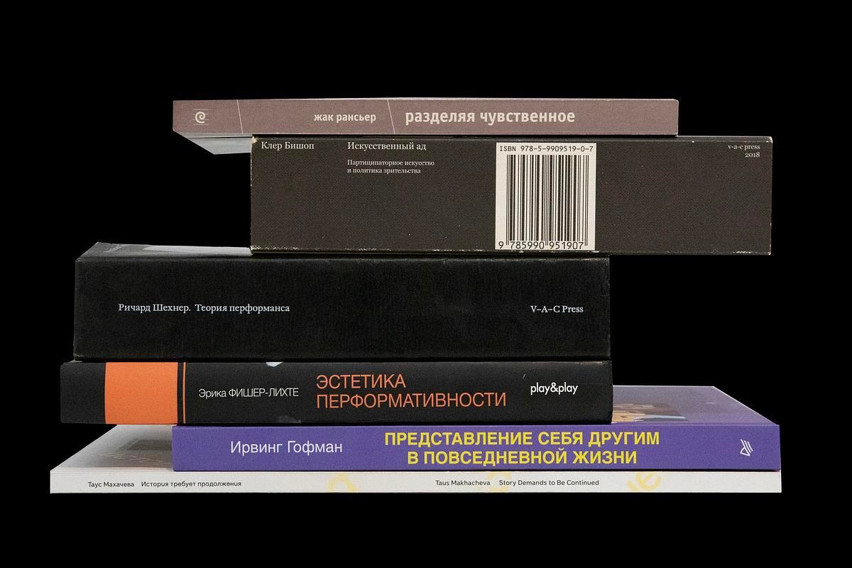 Книги стоят в несколько рядов и лежат стопкой