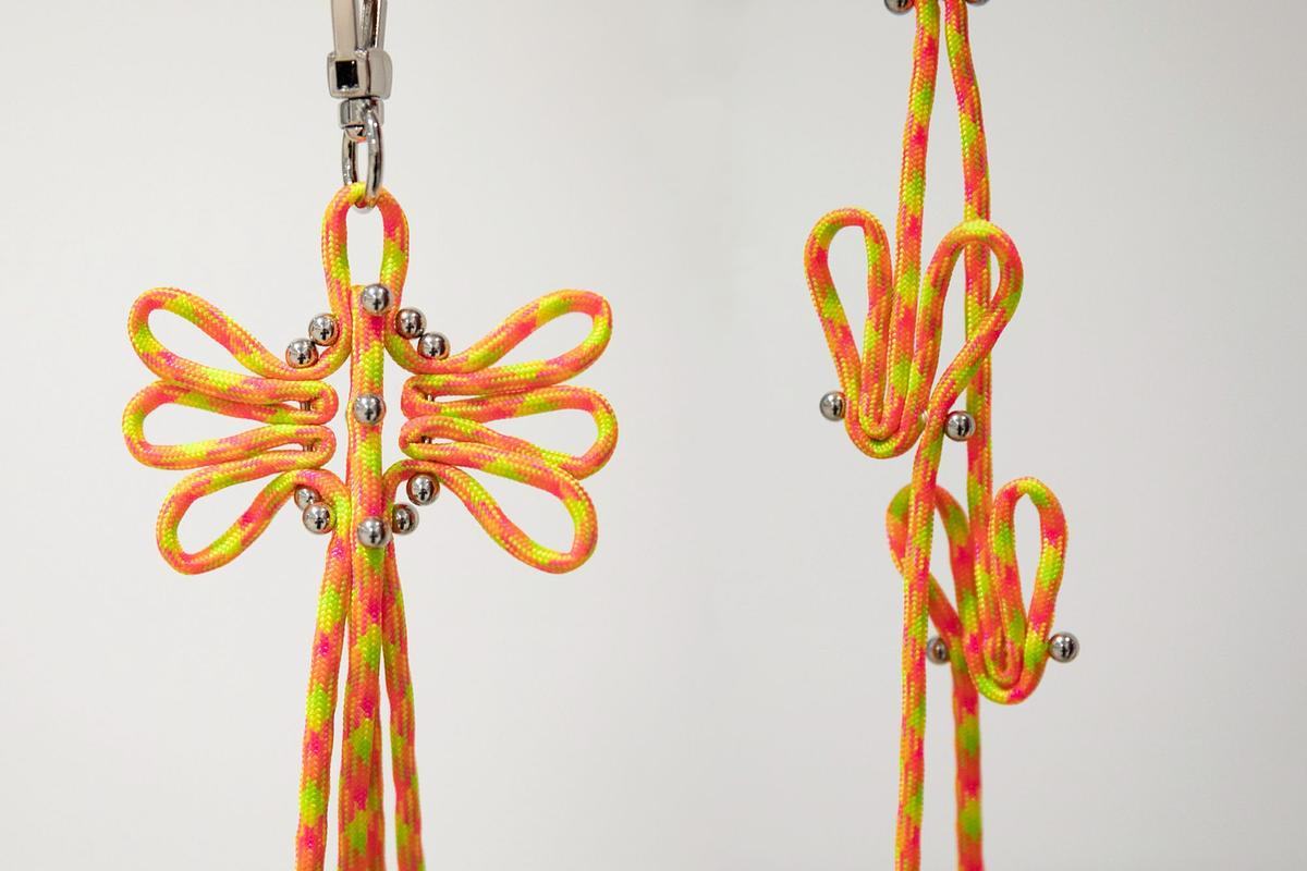 Фото, брелки из шнурков и бусинок