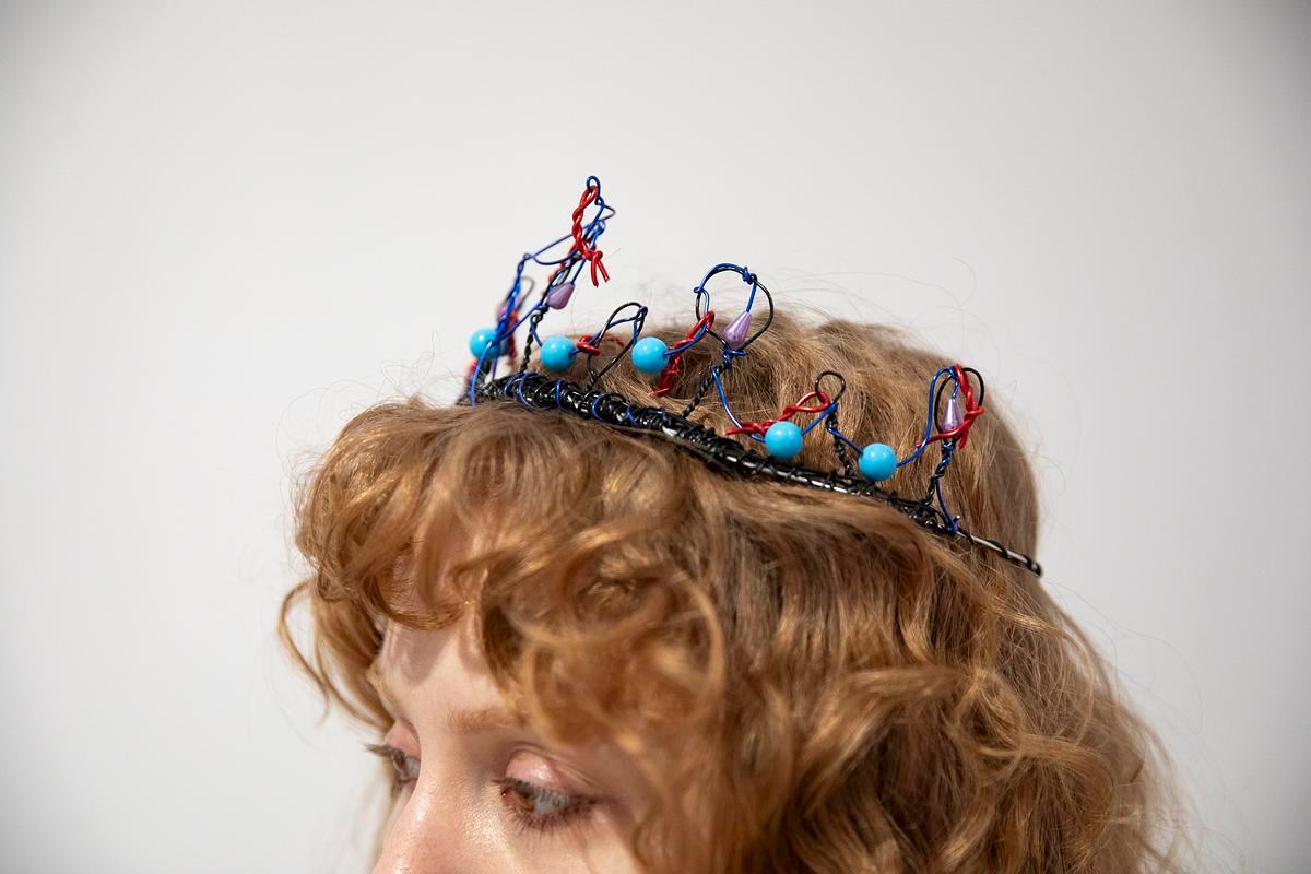 Фото, средневековая корона из проволки и бусинок