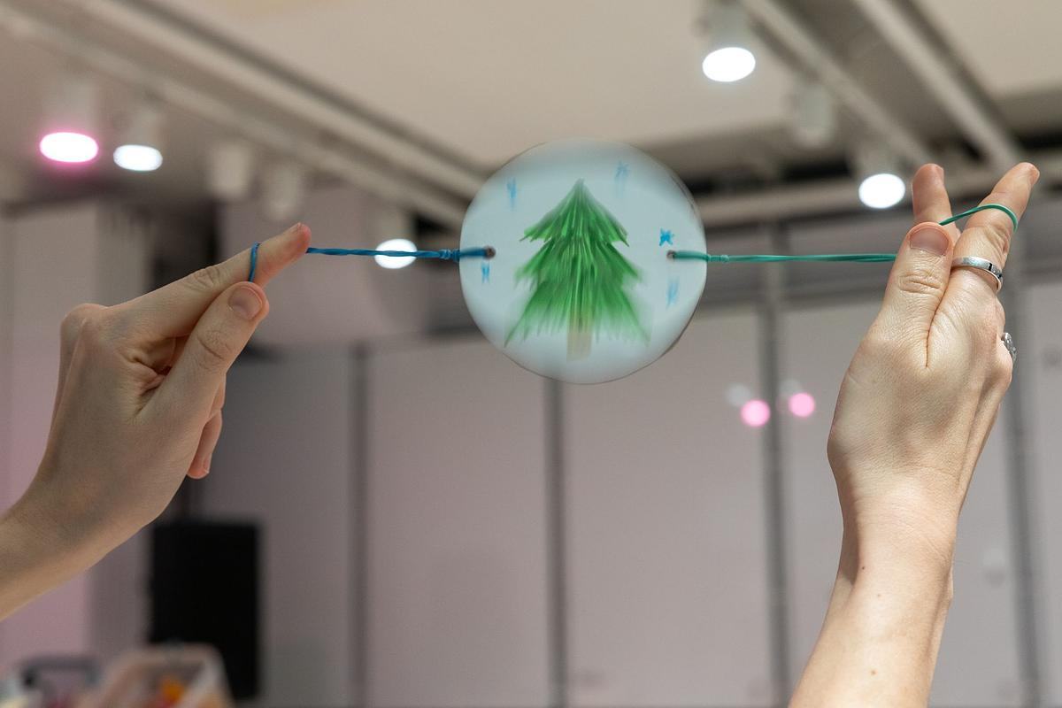 Медальон с изображением елки