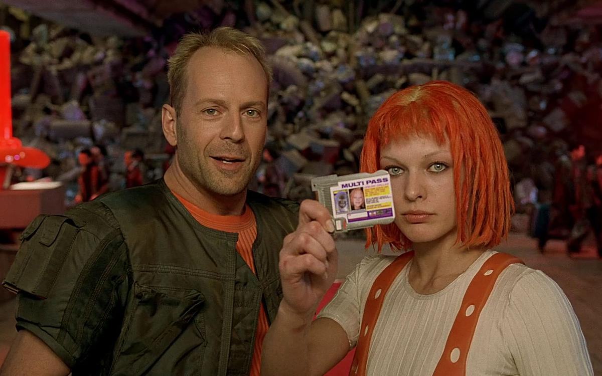Кадр из фильма «Пятый элемент», мужчина в серой куртке и женщина с оранжевыми волосами