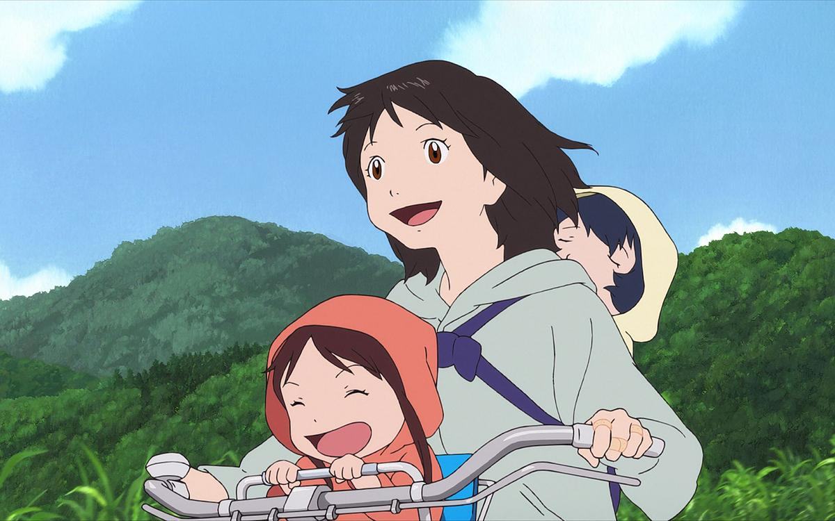 Кадр из фильма «Волчьи дети Амэ и Юки», девушка с двумы детьми едит на велосипеде