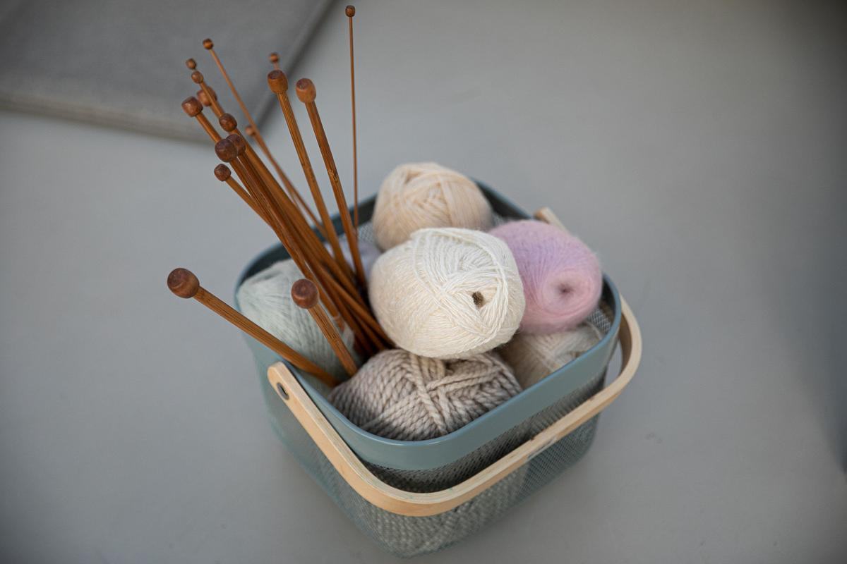 Фото, корзинка квадратная с нитками и спицами для вязания