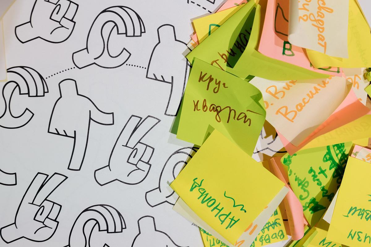 стопка желтых бумажек с надписями поверх "ИСГ"