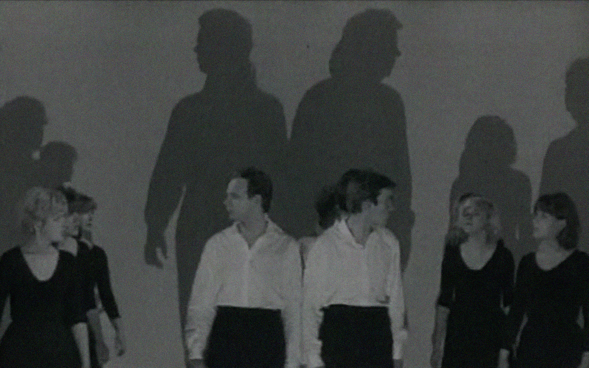 Кадр из фильма «Не самый удачный день», женщины и мужчины переглядываются в танцевальном зале