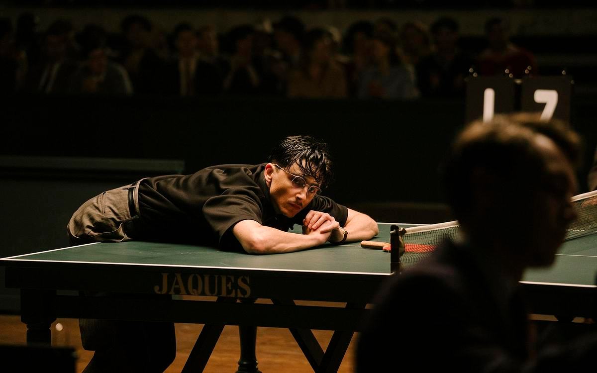 Кадр из фильма «Марти Великолепный», мужчина облокотился на стол для тениса