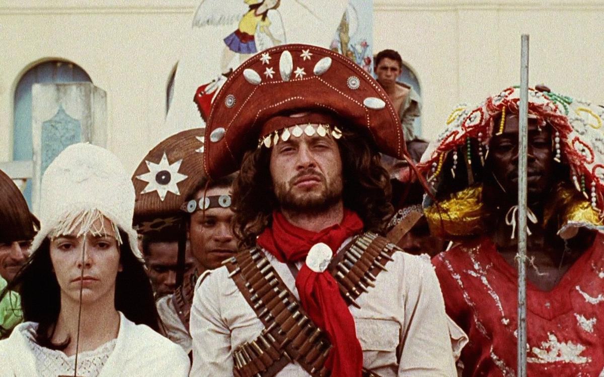 Кадр из фильма «Антониу дас Мортес», группа людей в красных шляпах