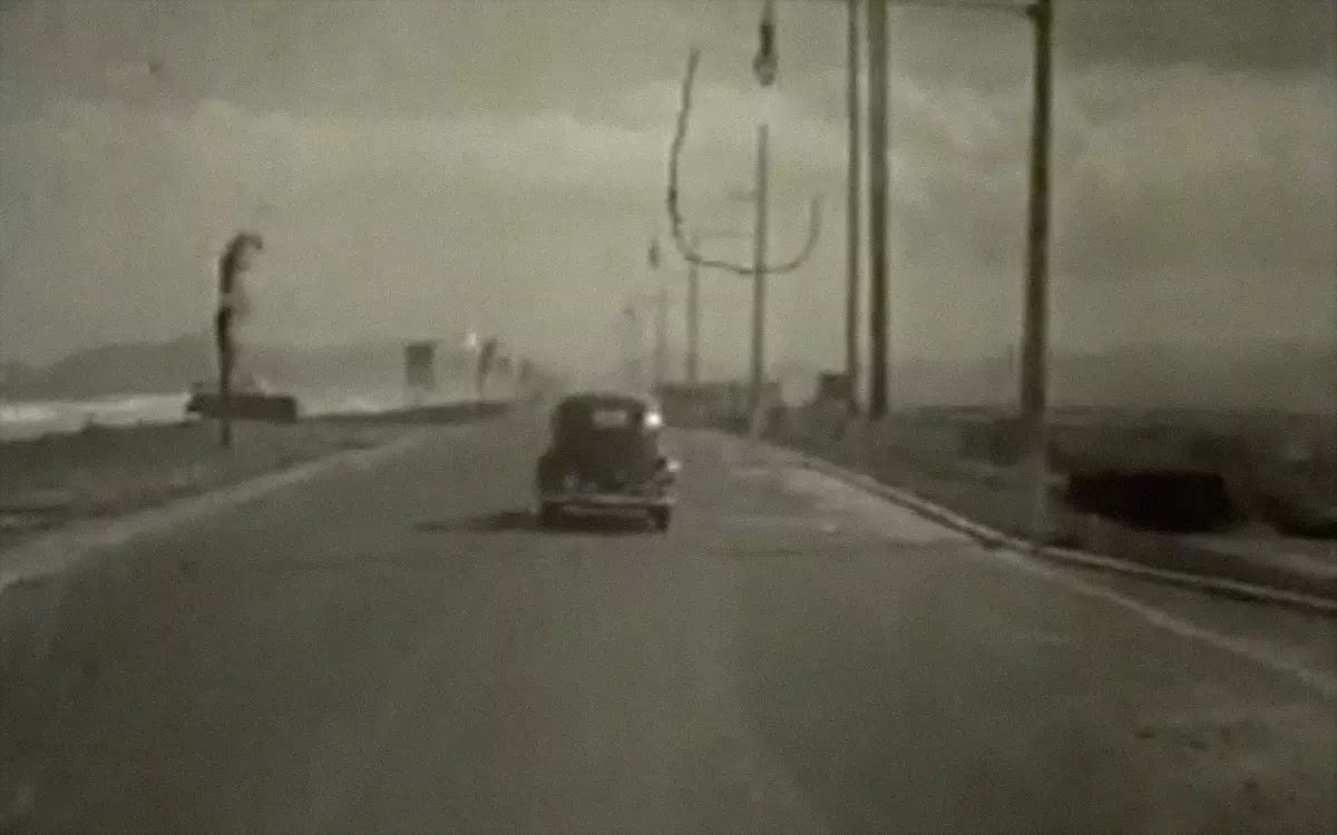 Кадр из фильма «Рак», машина уезжающая в даль
