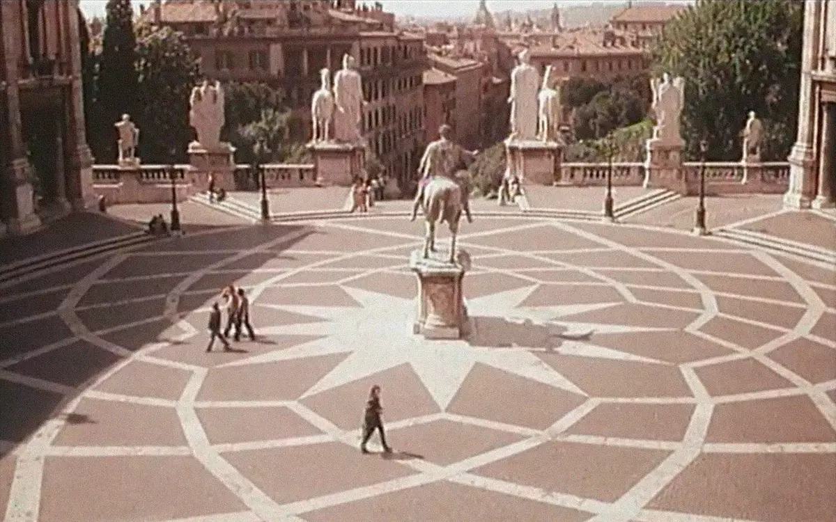 Кадр из фильма «Конечно!», площадь в летний день