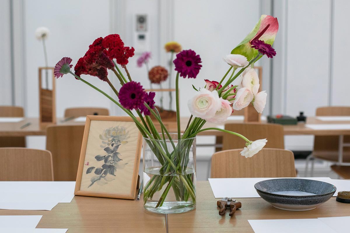 Фото, цветы в вазе на столе