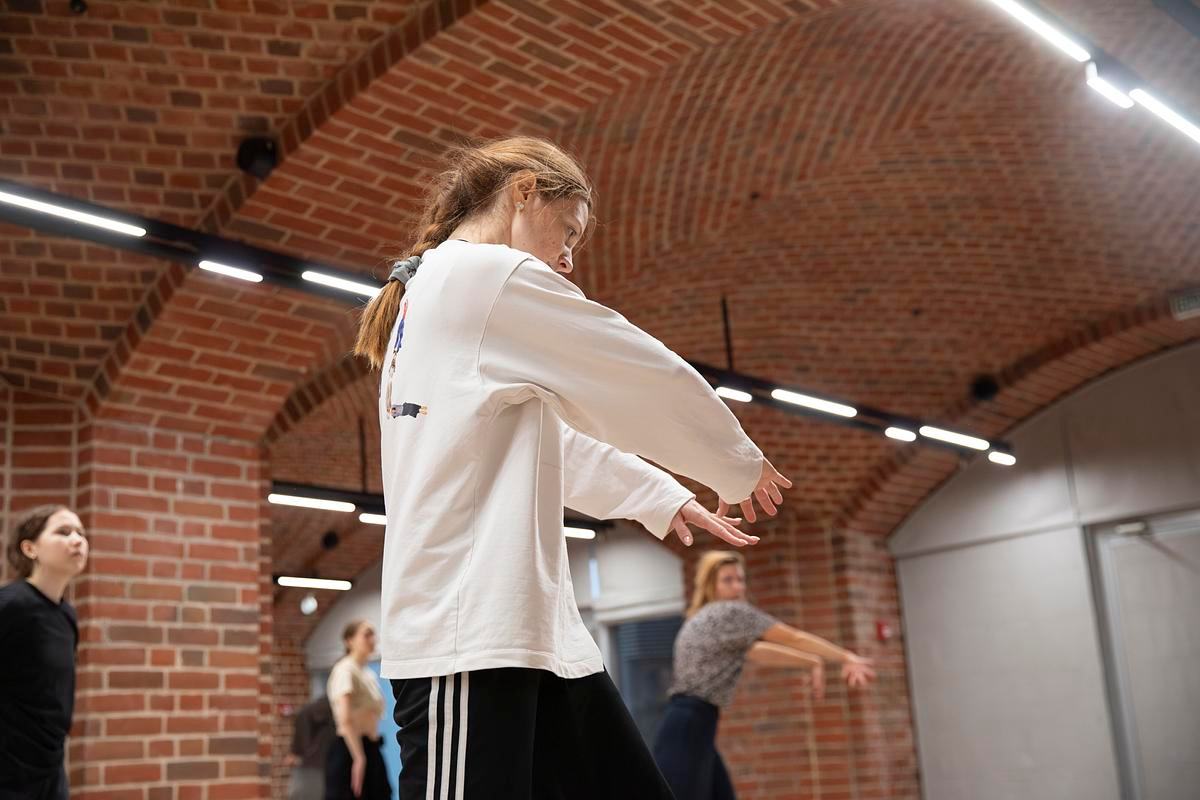 Фото, люди занимаются танцем