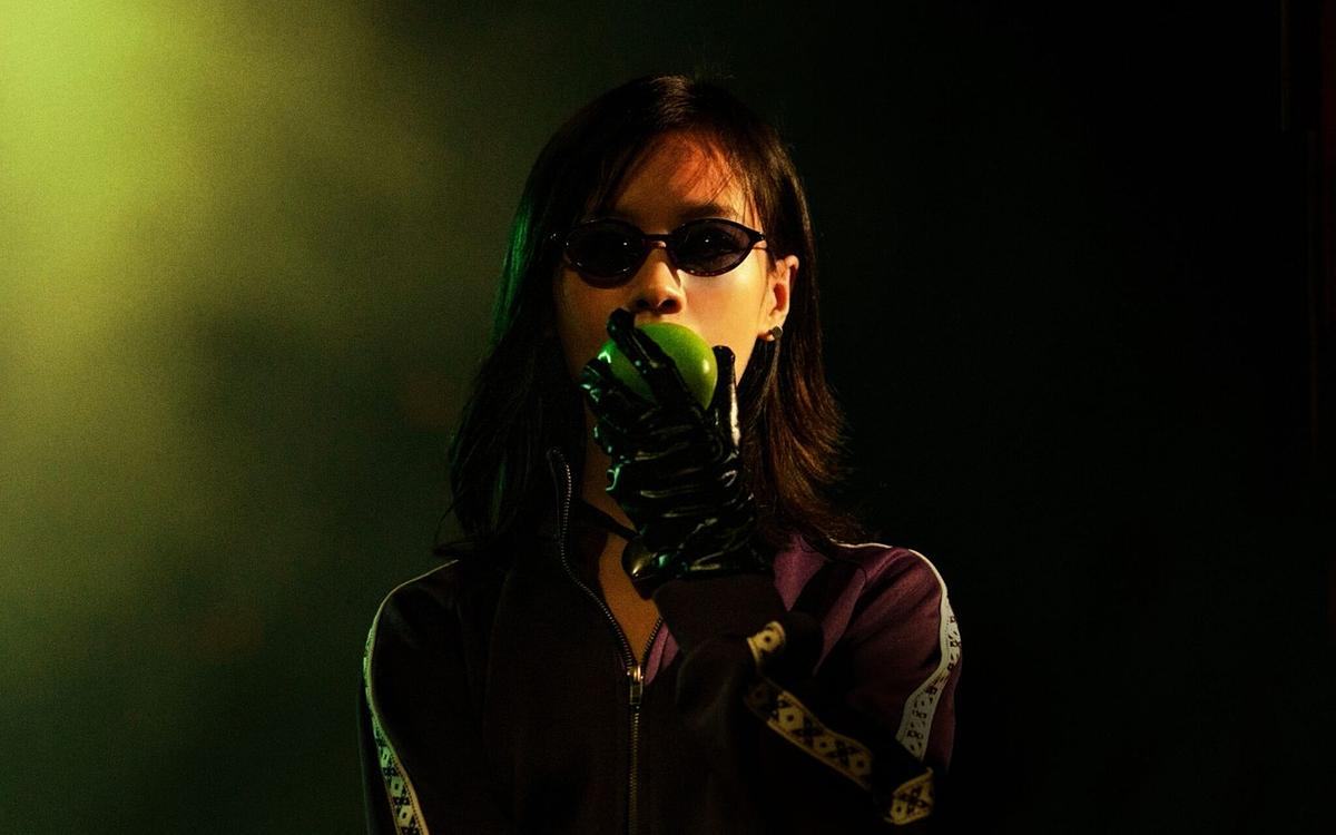 Кадр из фильма «Воскрешение», женщина ест яблоко