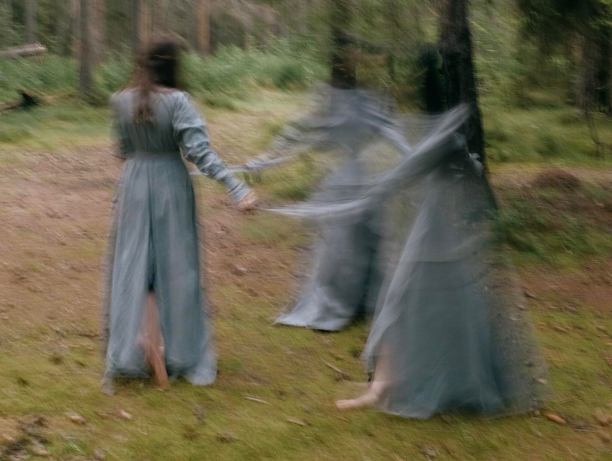 Девушки в хороводе в лесу