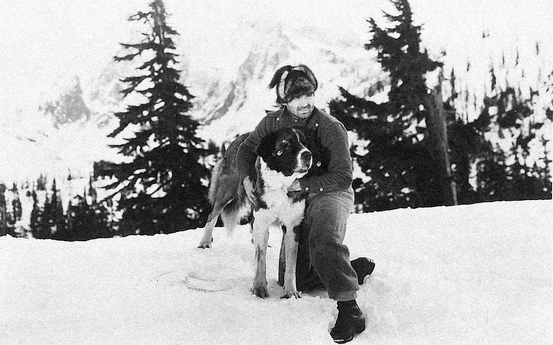 Кадр из фильма «Зов предков», мужчина с собакой на фоне зимних гор