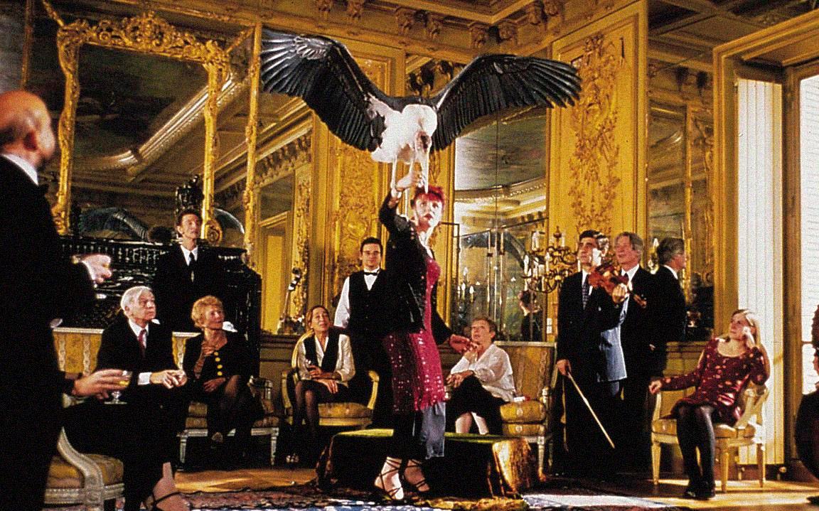 Кадр из фильма «Истина в вине», женщина с журавлем в зале дворца