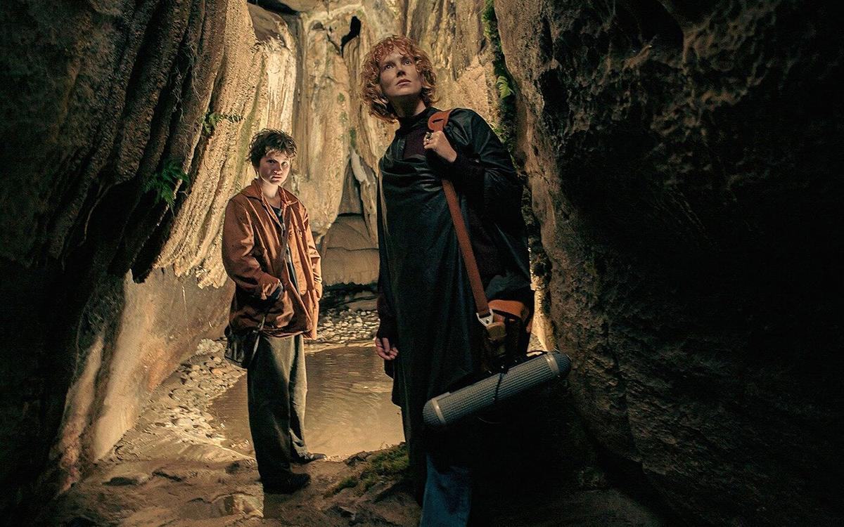 Кадр из фильма «Ловушка для кролика», двое человек в пещере