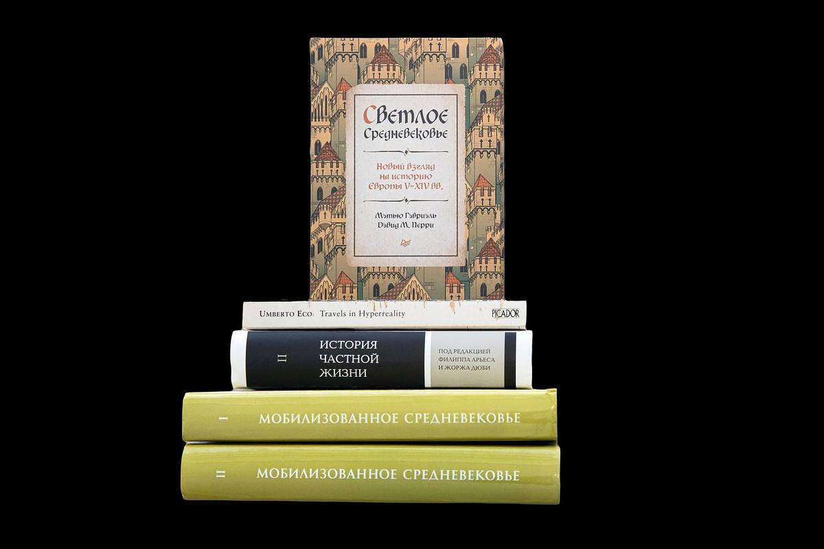 Книги стоят в несколько рядов и лежат стопкой