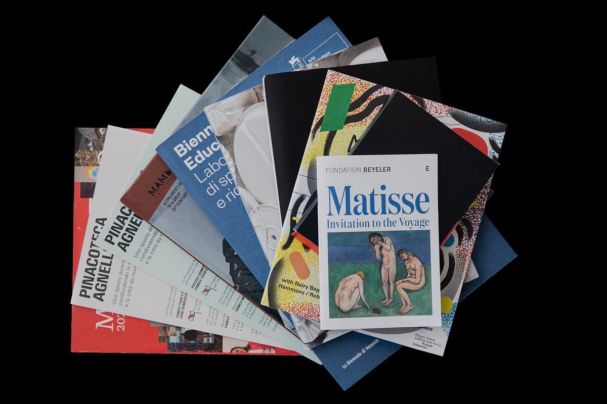 Книги стоят в несколько рядов и лежат стопкой