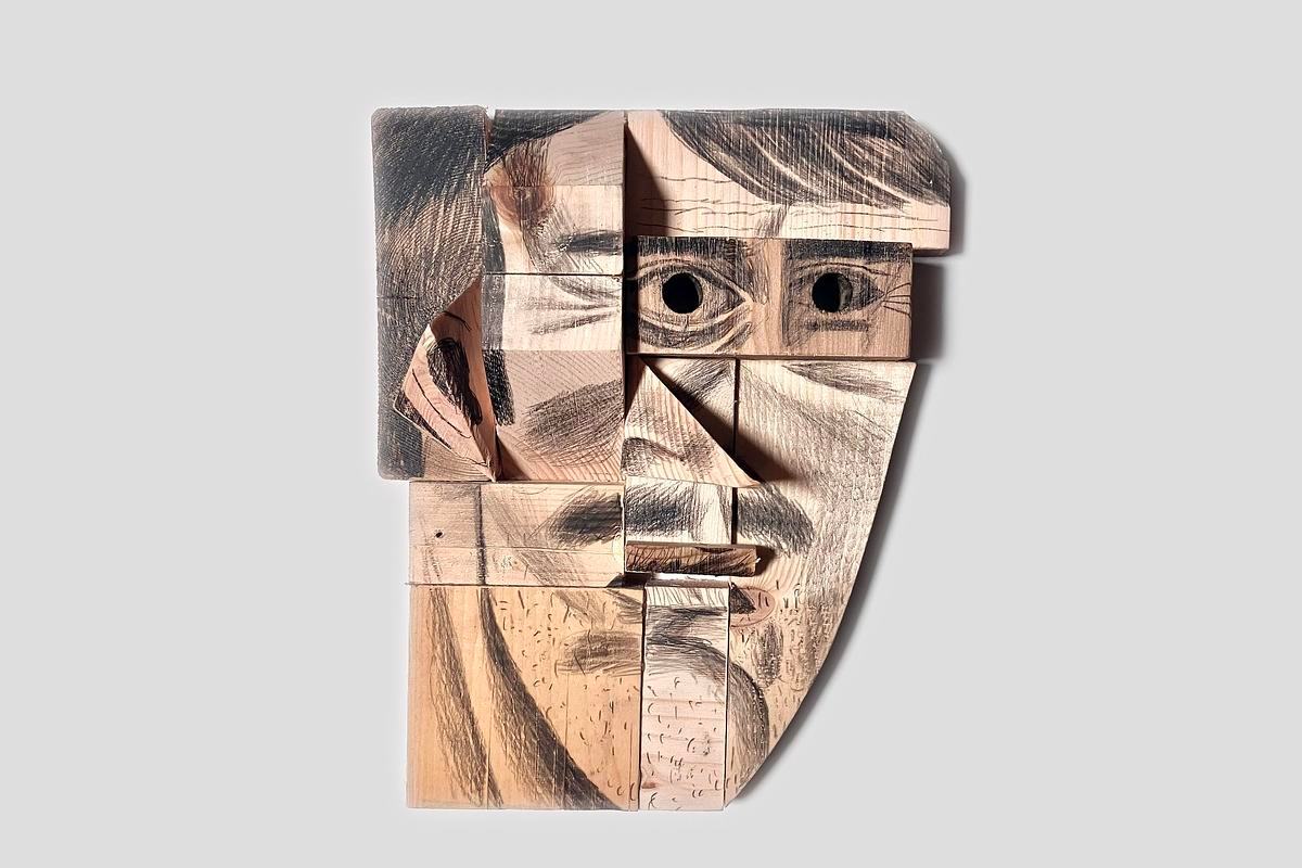 Лицо, собранное из фрагментов древесины