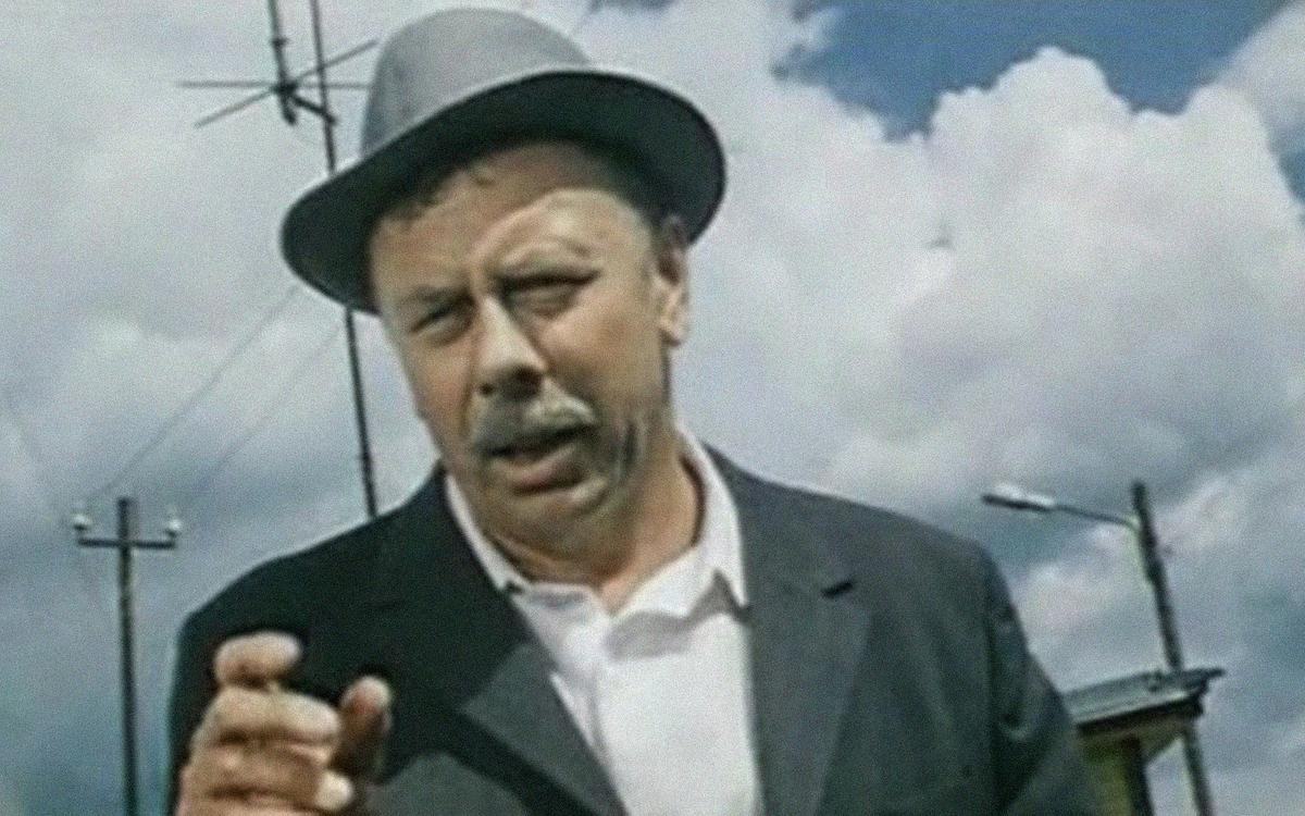 Кадр из фильма «Одиножды один», мужчина с усами и в шляпе