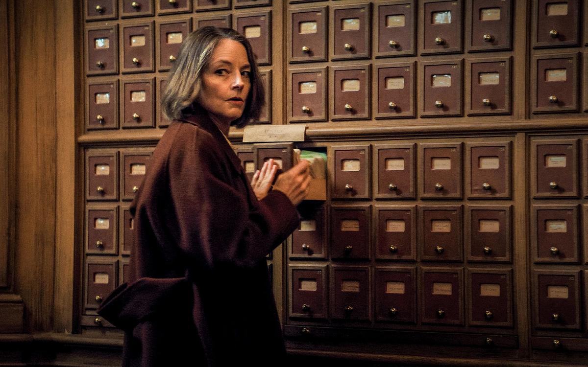 Кадр из фильма «Частная жизнь», женщина открывает ящик в картотеке