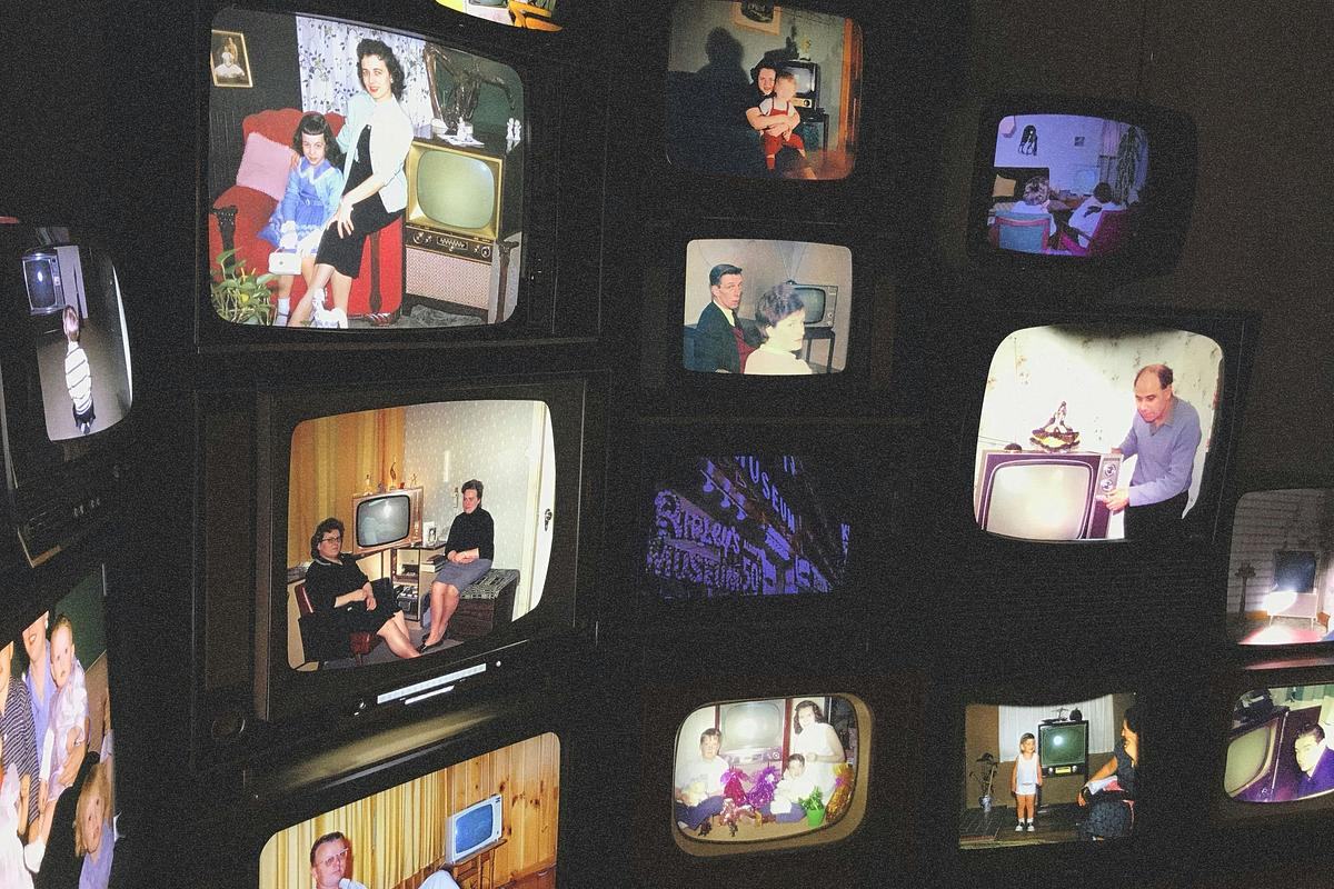 Много старых телевизоров с разной картинкой