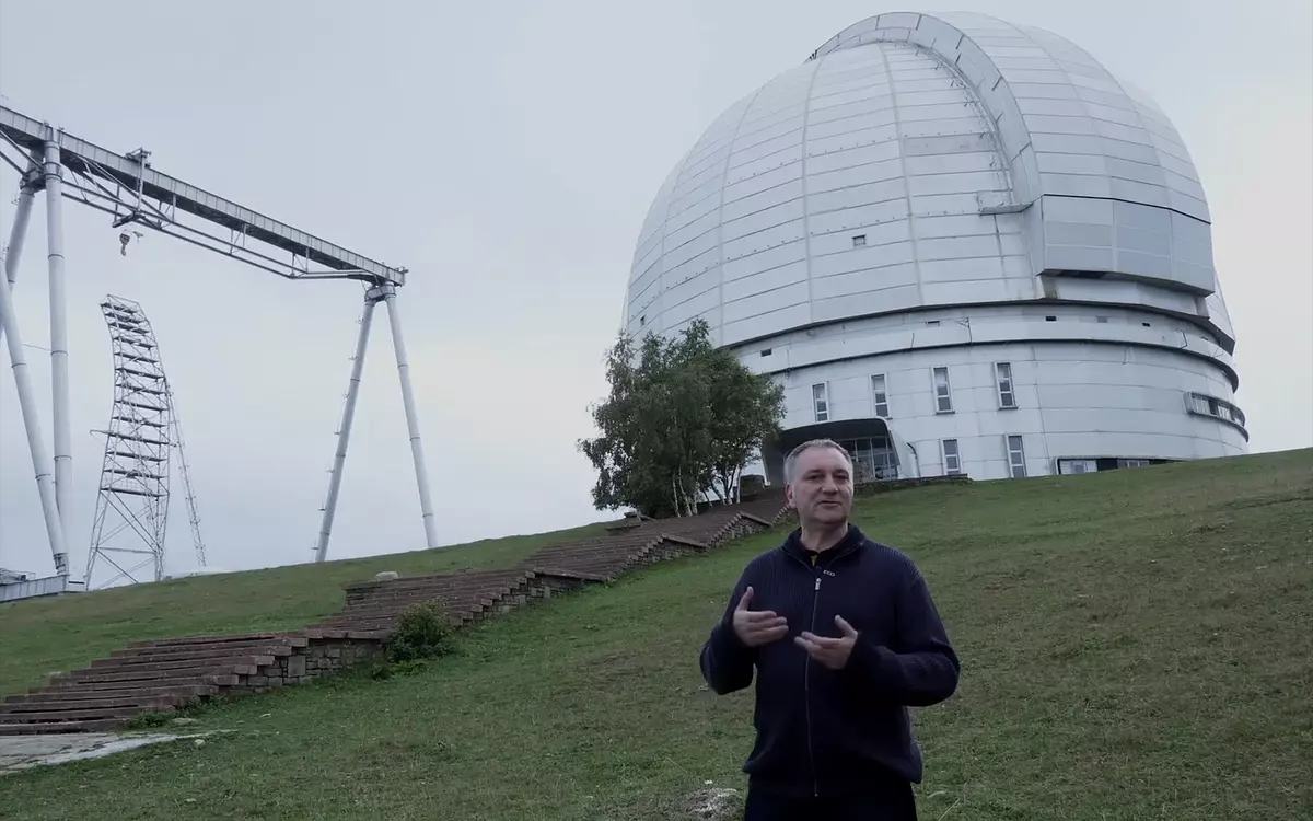 Кадр из фильма «Земля и небо», человек на фоне телескопа