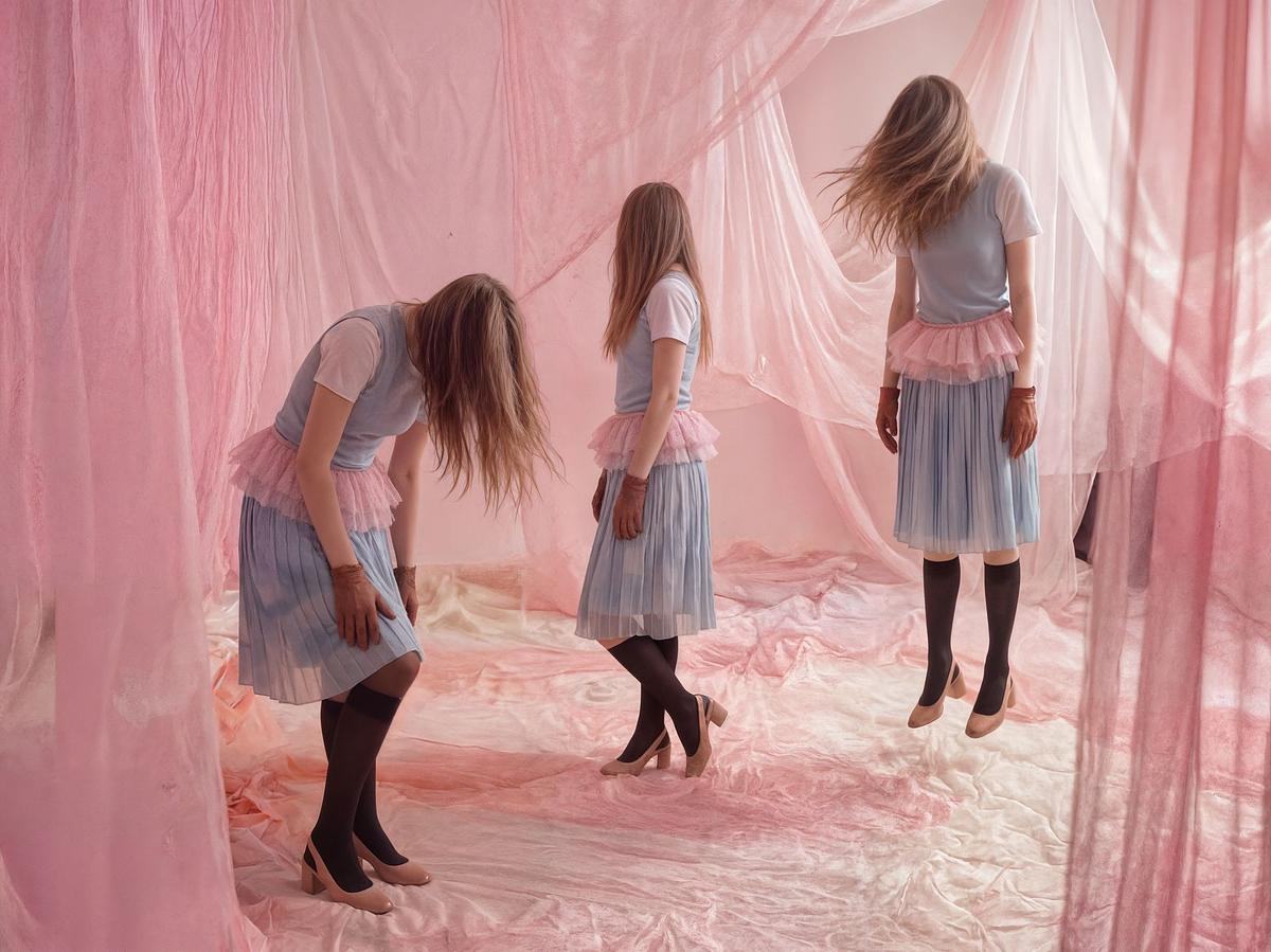 девушки в голубых платьях и на коблуках на фоне розовых штор