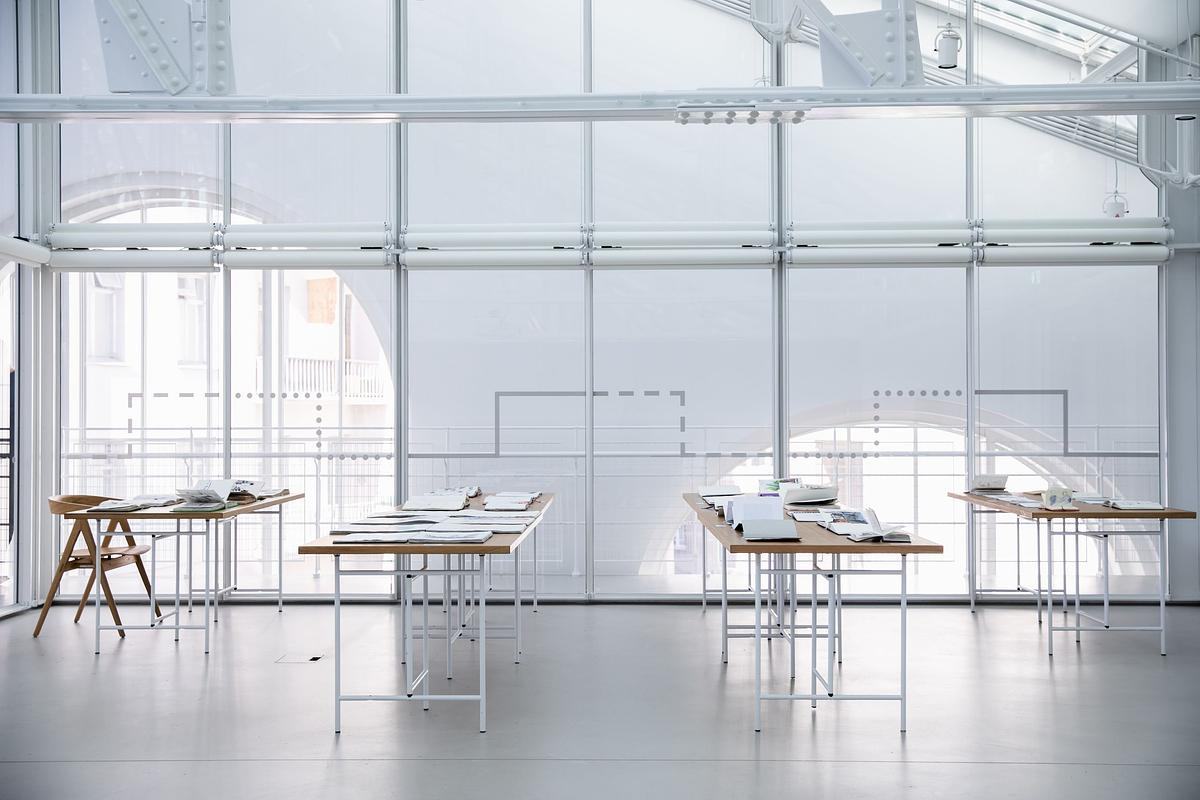 Помещение со столами, на которых разложены буклеты