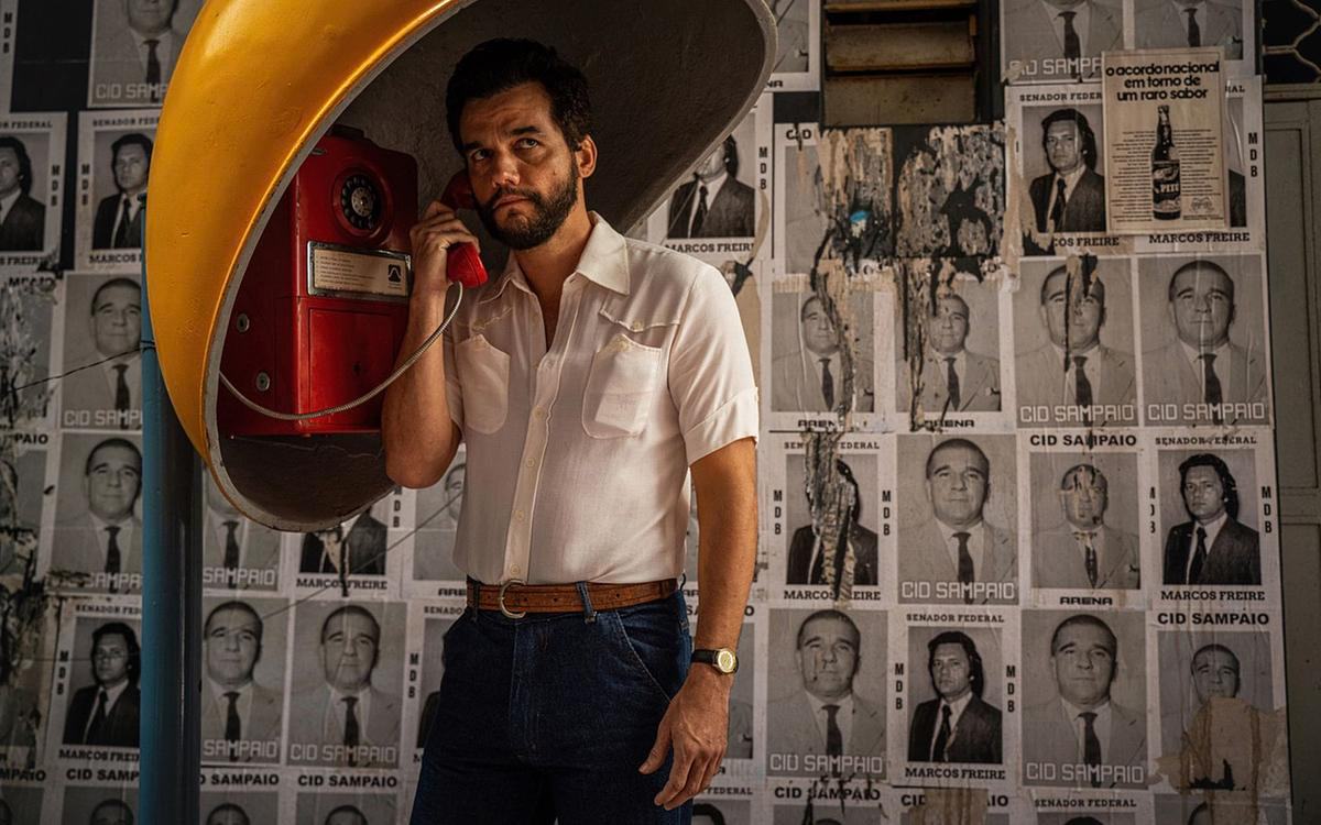 Кадр из фильма «Секретный агент», человек разговаривает по таксофону