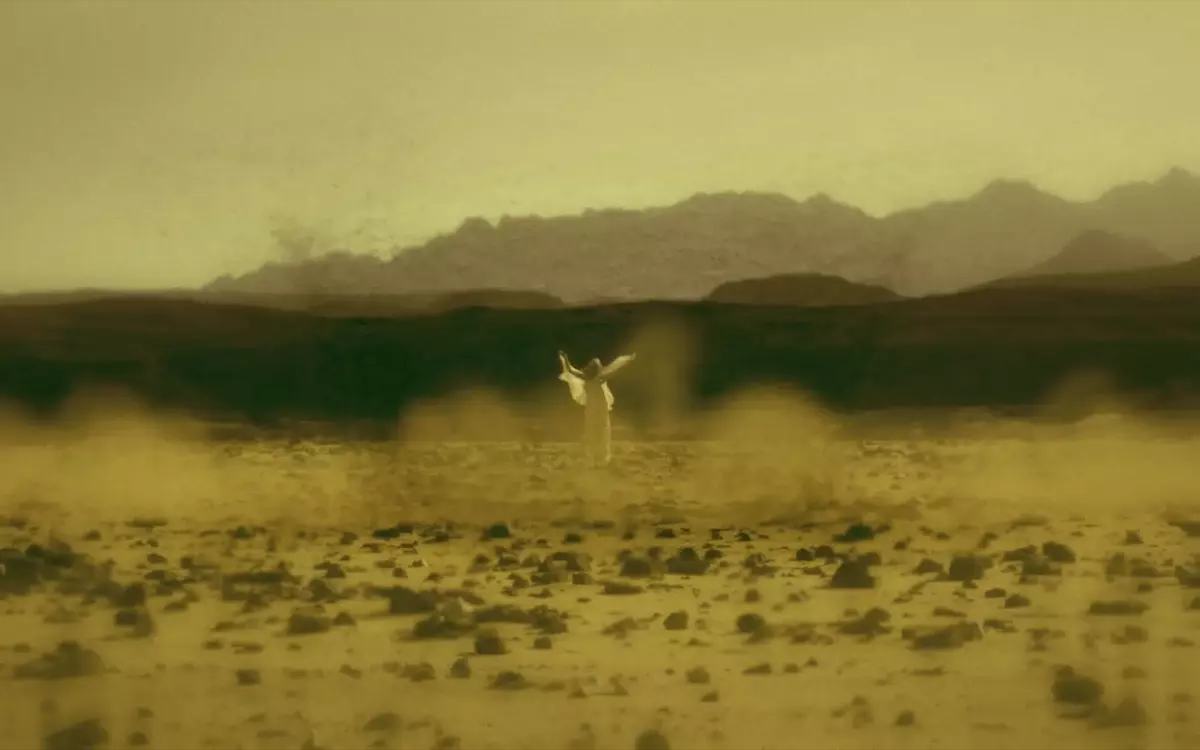 Кадр из фильма "Планета", человек в пустыне