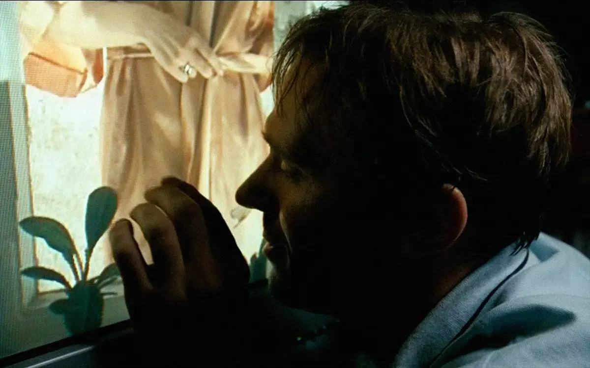 Кадр из фильма "Отрыв", человек выглядывает в окно