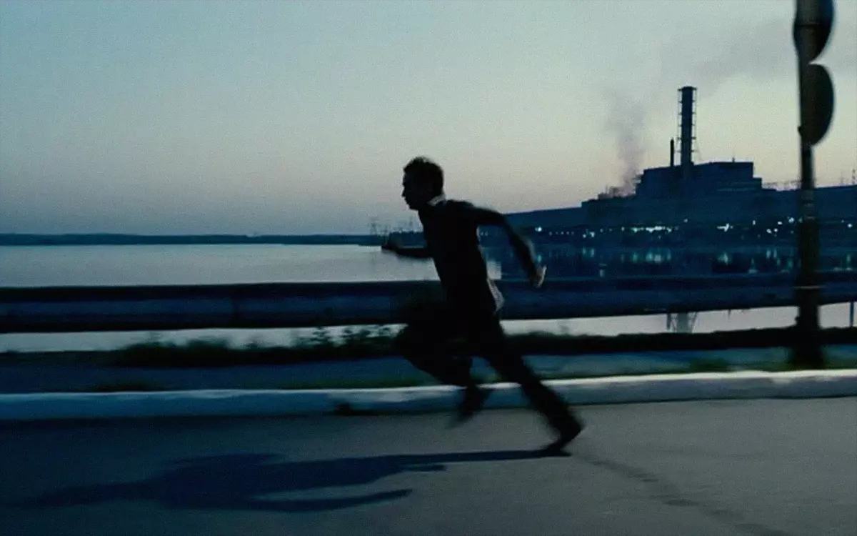 Кадр из фильма "В субботу", человек бежит по набережной