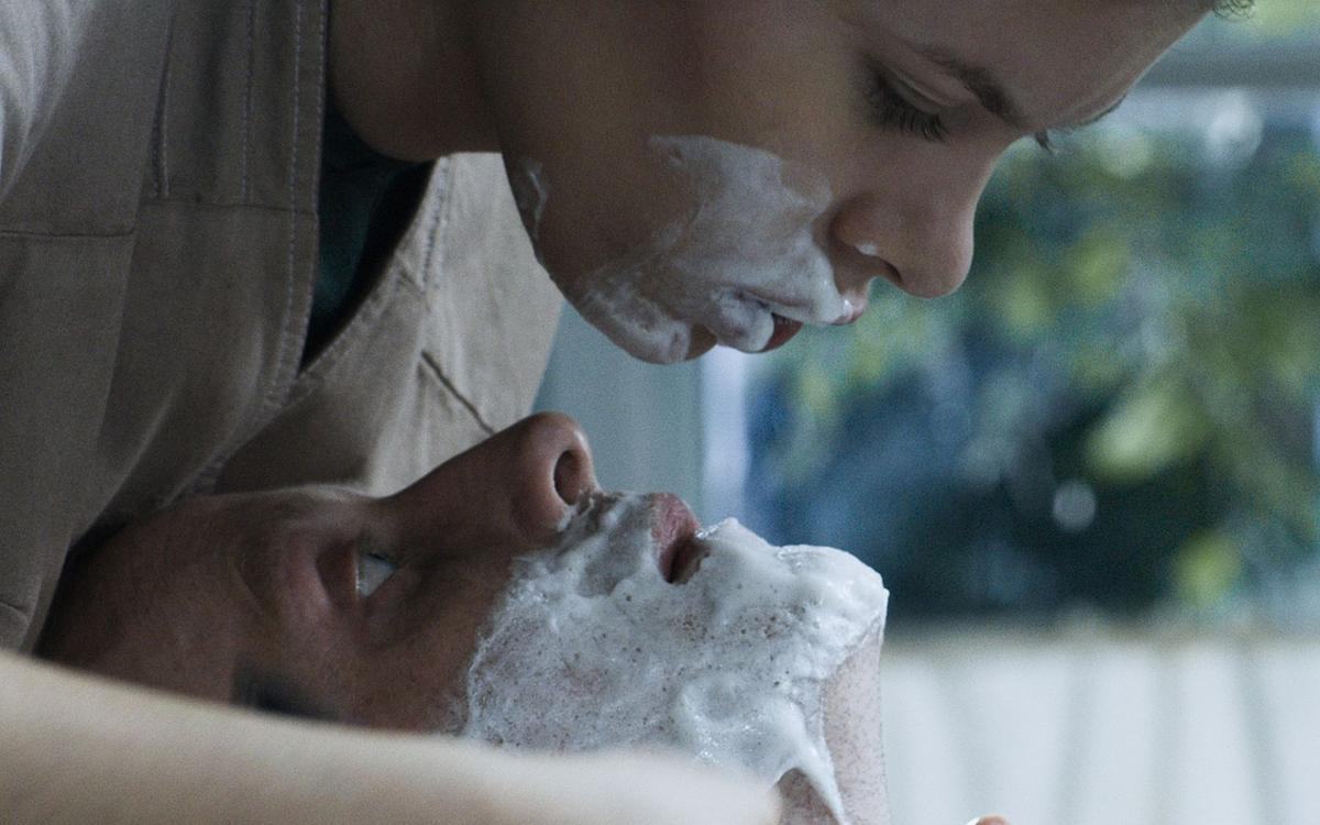 Кадр из фильма "Милый Ханс, дорогой Петр", мальчик бреет мужчину