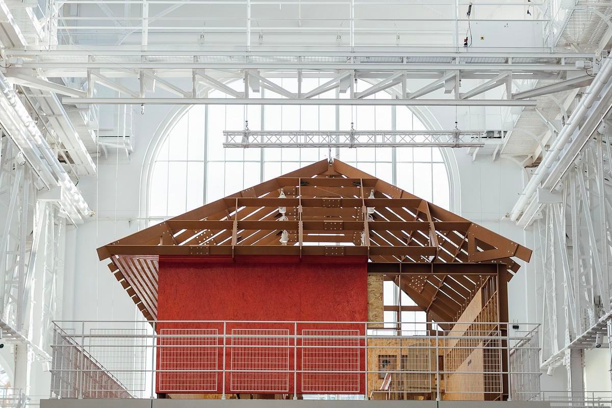 Макет деревянного дома на платформе ГЭС-2