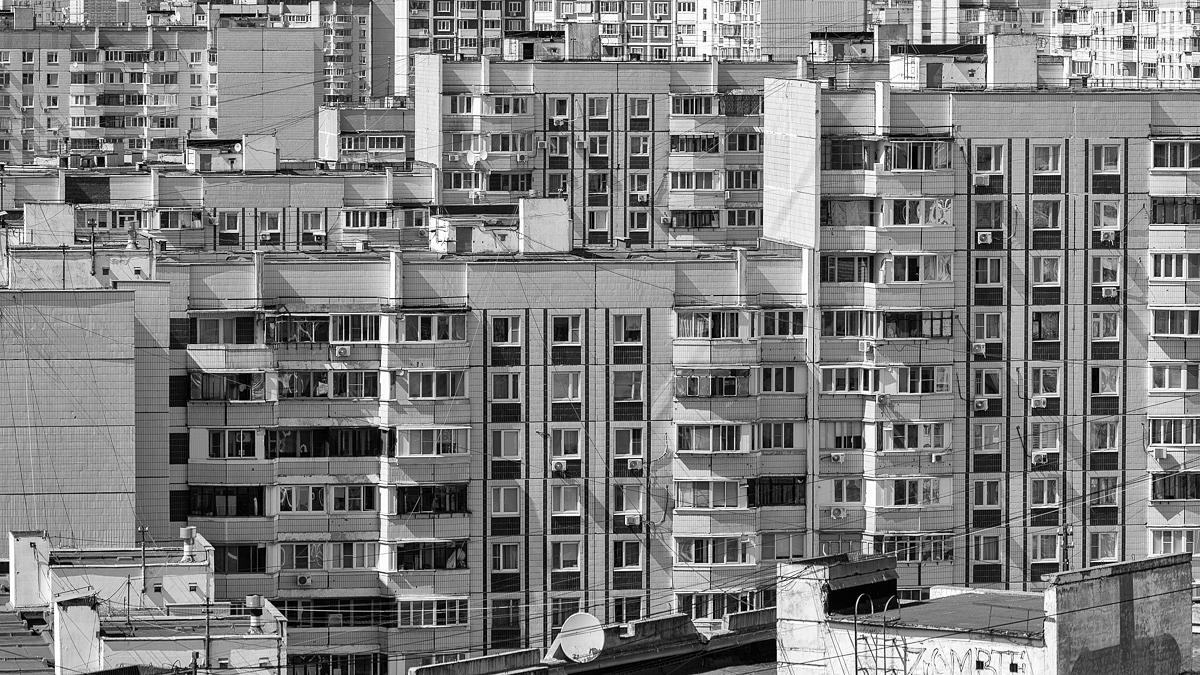 Черно-белое фото панельных домов