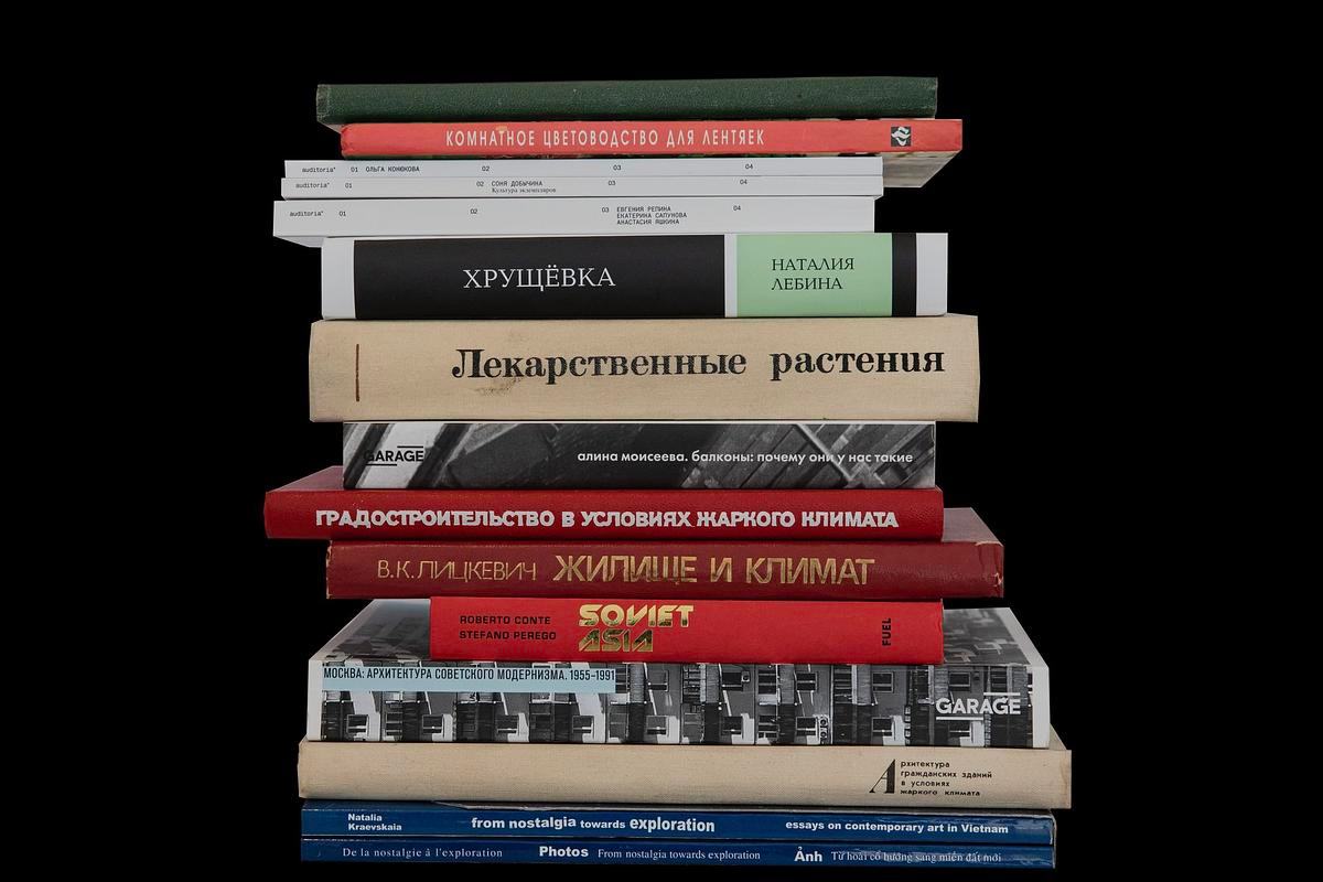 Книги лежат стопкой