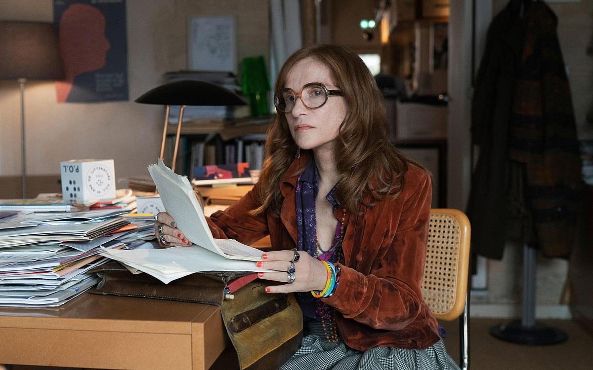 Кадр из фильма «Параллельные истории», девушка с бумагами в руках сидит за столом