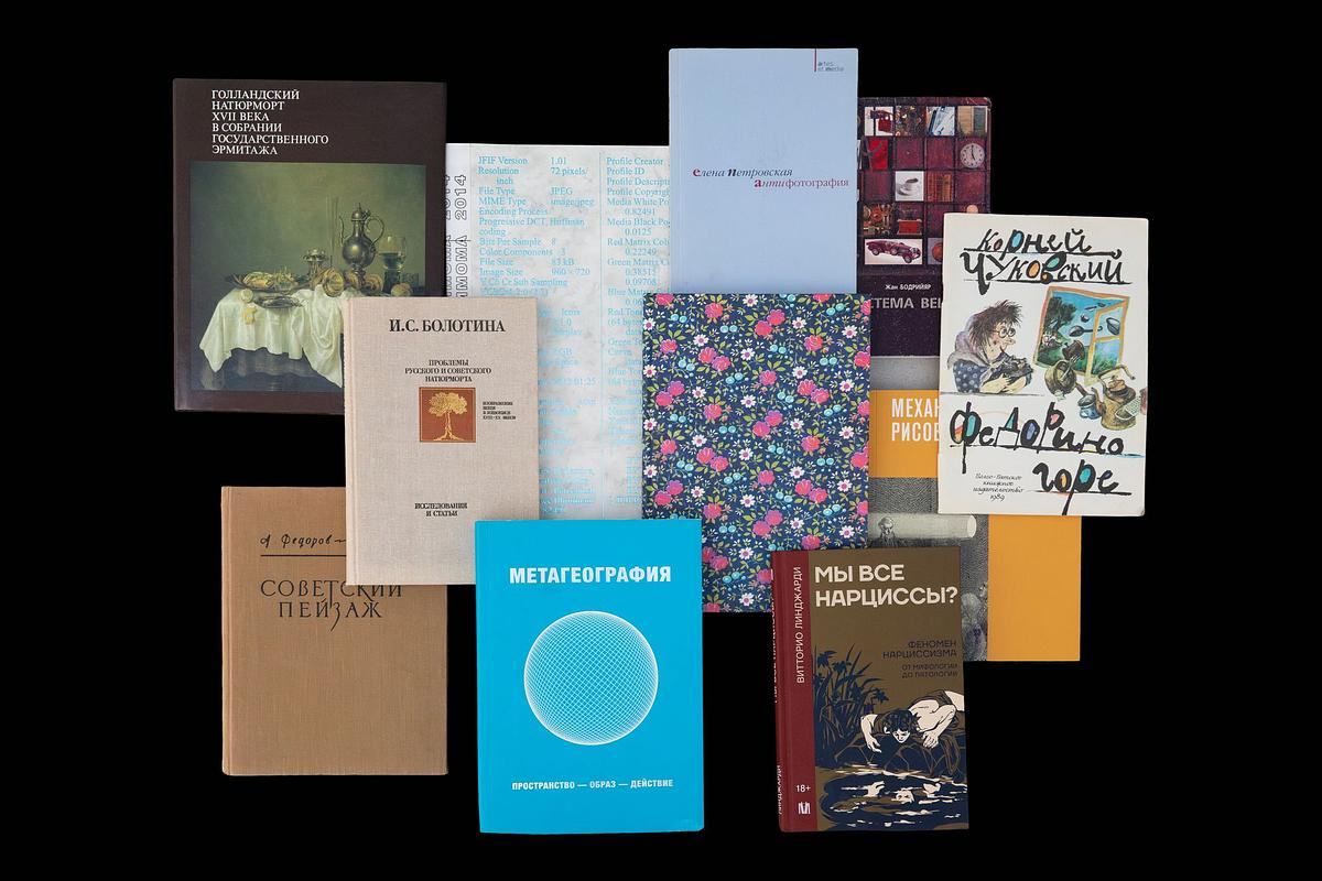 Книги стоят в несколько рядов и лежат стопкой