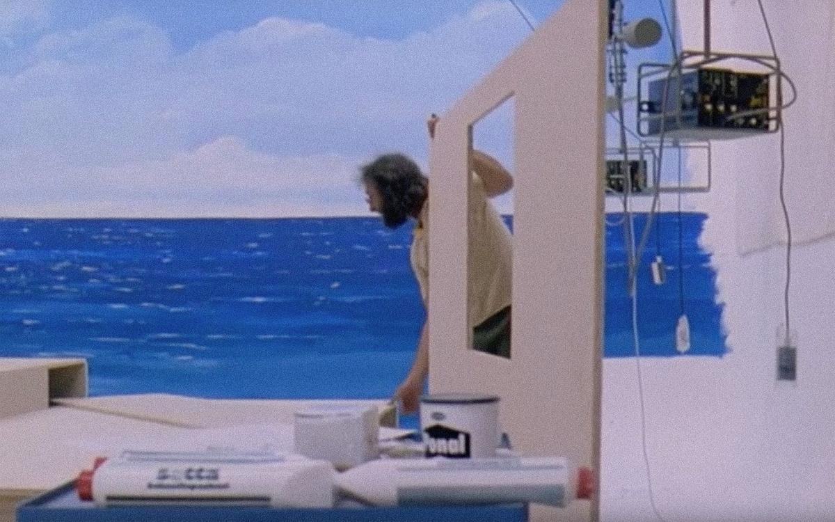 Кадр из фильма «Образ», мужчина рисует морской пейзаж на стене