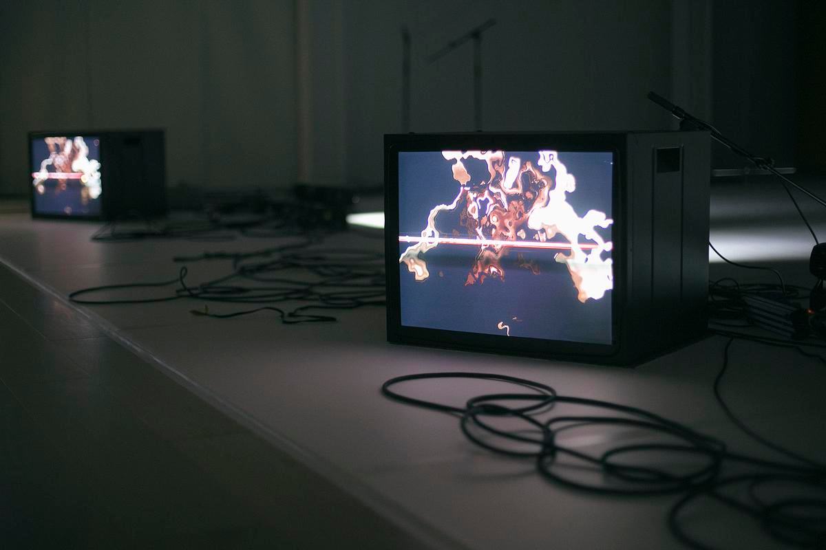 Титульное изображение для страницы события: фотография телевизоров с абстракциями на экранах