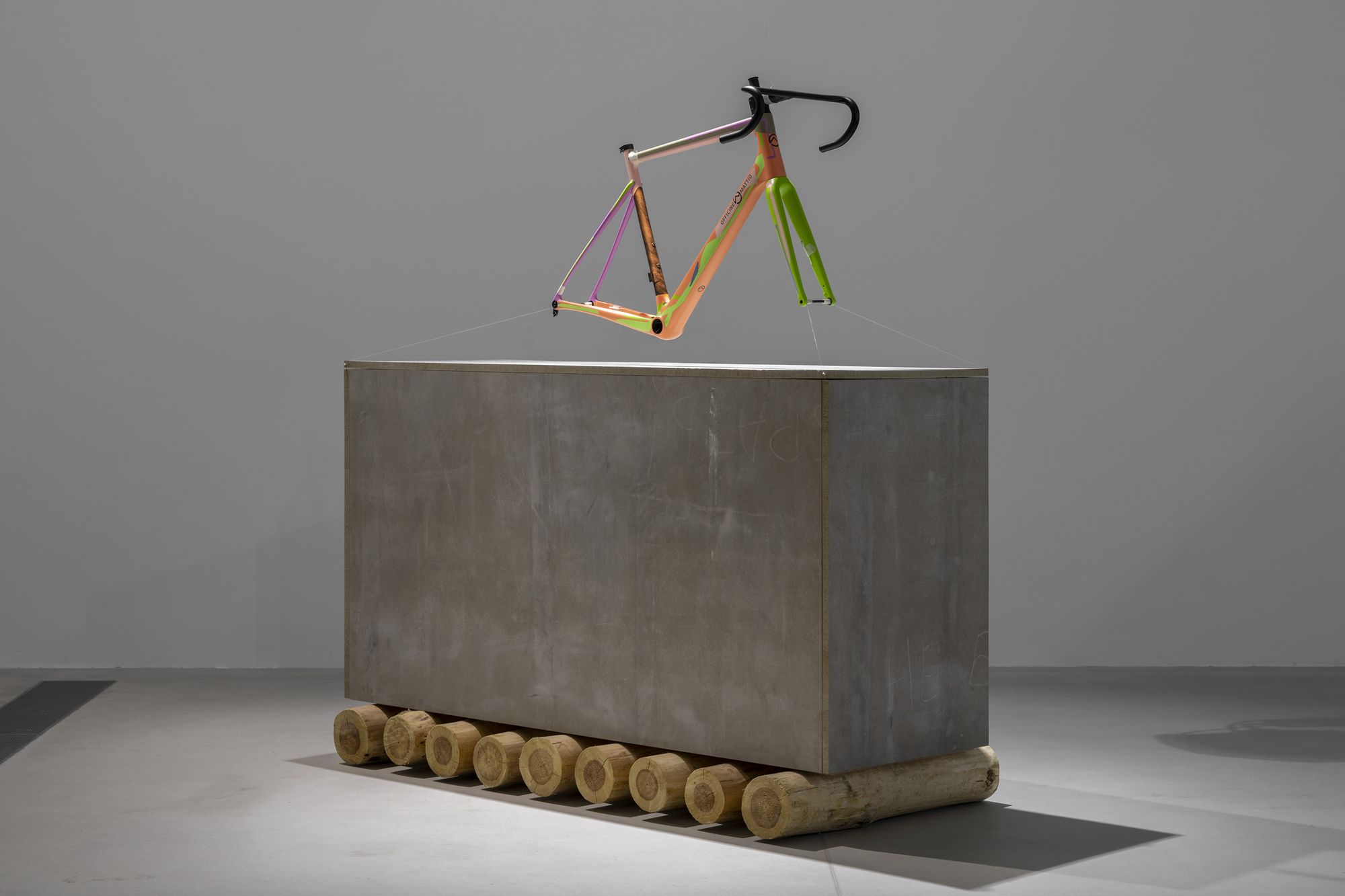 Экспонат: раме велосипеда на бетонном постаменте